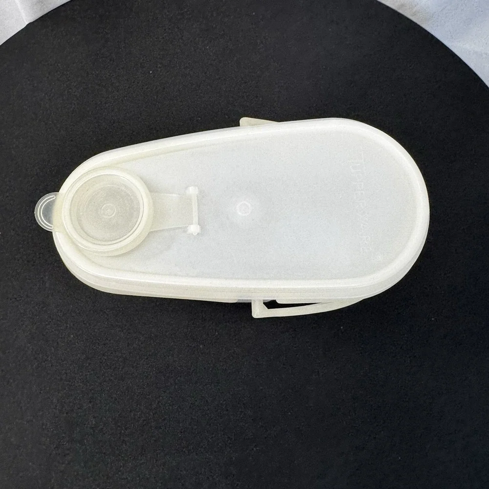 Vintage Tupperware 587–2 pour‎ in store with handle 2 qt